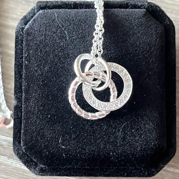 NWOT Unbranded 925 Sterling Silver Interlocking Circle Necklace. - Picture 3 of 8